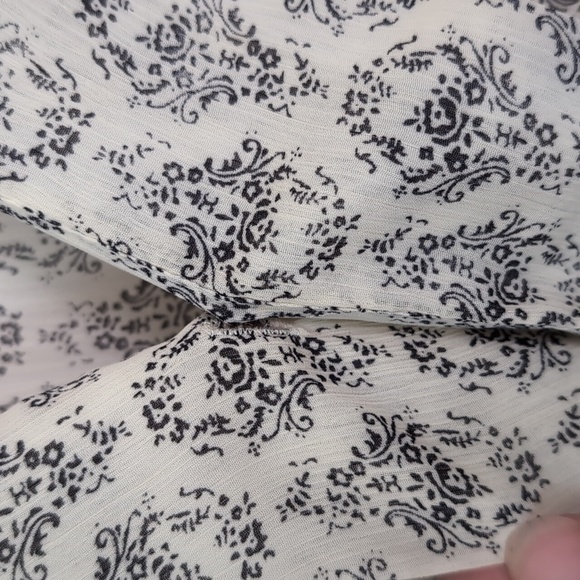 About a Girl Off-White Damask Print Wrap Style Chiffon Blouse Size Extra Large - Picture 3 of 5